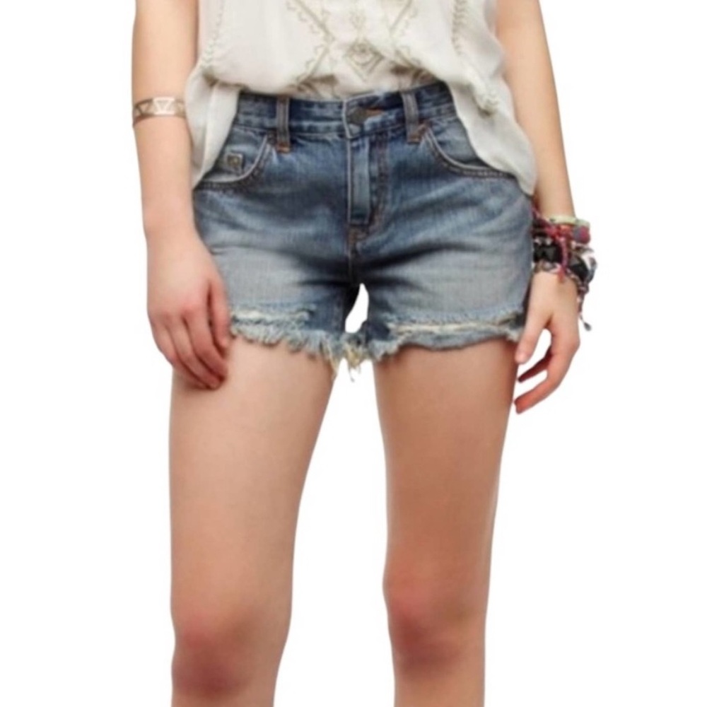Urban Outfitters BDG Freja Mid Rise Vintage Fit
Denim Cutoff Shorts Size 25